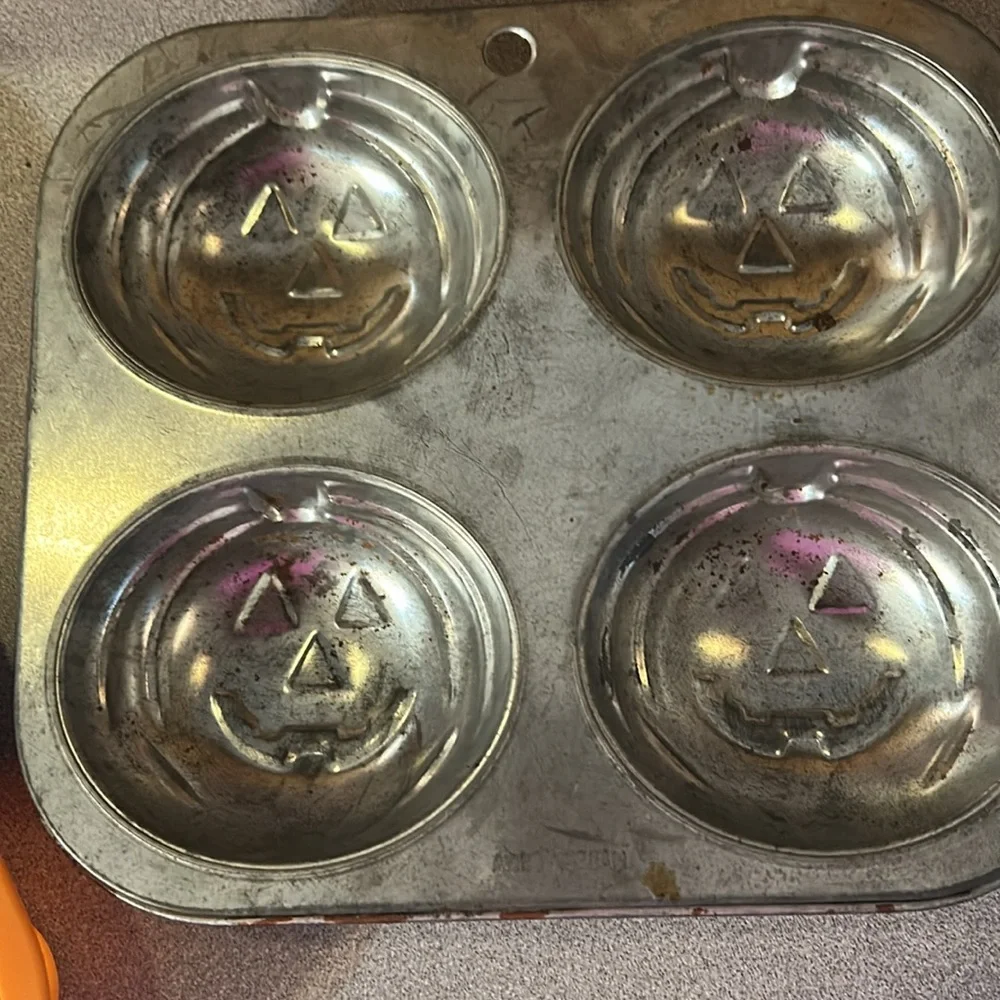Jack-O-Lantern Baking Molds
